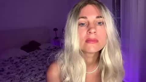 Snapshot of silkycherie chatting on July 8, 10:58 pm Blonde dream online show from July 8, 10:58 pm