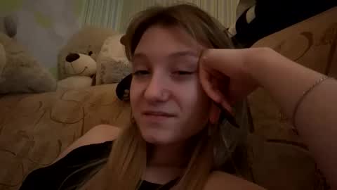 Snapshot of silverxkitty chatting on October 21, 5:13 pm SilverxKitty online show from October 21, 5:13 pm