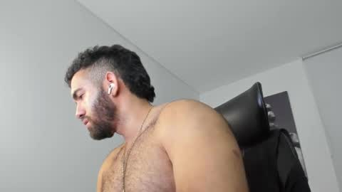 Snapshot of simon_leon01 chatting on April 25, 1:30 am simon_leon01 online show from April 25, 1:30 am