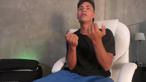 simon_pernia online show from November 28, 7:05 pm