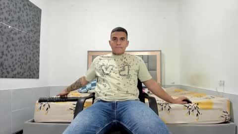 Snapshot of simonkeler chatting on February 1, 6:50 pm SIMON KELER online show from February 1, 6:50 pm