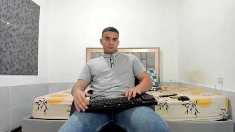 Snapshot of simonkeler chatting on February 3, 1:26 am SIMON KELER online show from February 3, 1:26 am