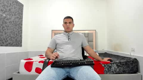 Snapshot of simonkeler chatting on February 17, 1:24 am SIMON KELER online show from February 17, 1:24 am