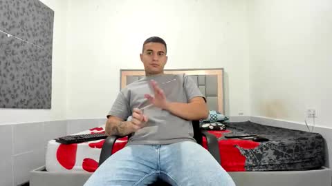 Snapshot of simonkeler chatting on February 18, 1:01 am SIMON KELER online show from February 18, 1:01 am