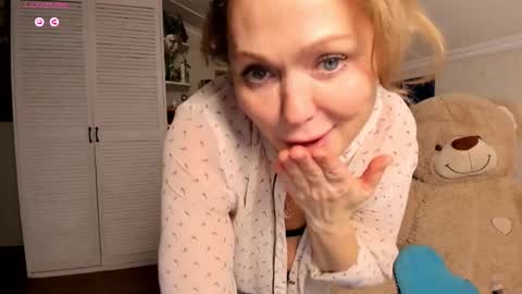 Snapshot of simonmartina chatting on November 2, 10:28 am Simona online show from November 2, 10:28 am