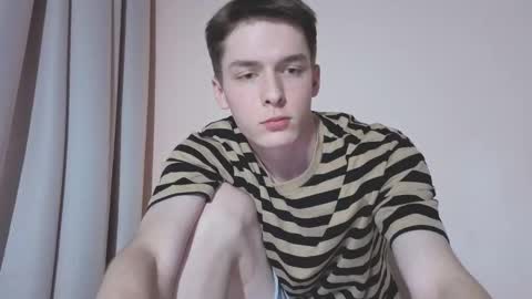 Snapshot of simonsecrett chatting on November 15, 12:13 pm Simon online show from November 15, 12:13 pm