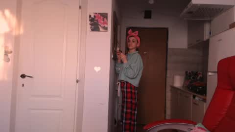 Snapshot of simyhvn chatting on April 7, 4:13 am simyhvn online show from April 7, 4:13 am