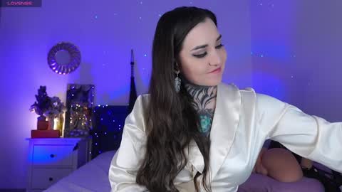 Ms. Sindel online show from December 3, 1:32 pm