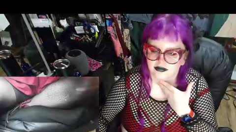 Snapshot of sinstresshemlock chatting on June 25, 5:12 am Sinstress hemlock online show from June 25, 5:12 am