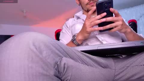 Snapshot of sir_wllliam chatting on March 20, 9:19 pm William independent models online show from March 20, 9:19 pm