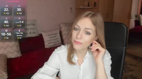 Snapshot of sirenasilk chatting on April 22, 9:44 am sirenasilk online show from April 22, 9:44 am