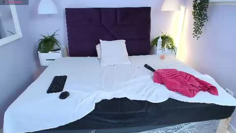 Snapshot of sirenyrouss chatting on July 10, 10:12 pm sirenyrouss online show from July 10, 10:12 pm