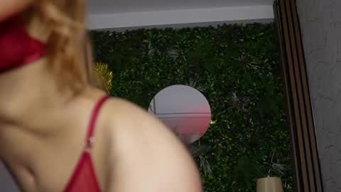 Dee online show from March 18, 8:56 pm