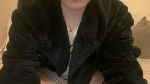 Snapshot of sissy_brit22 chatting on December 16, 12:37 am sissy_brit22 online show from December 16, 12:37 am