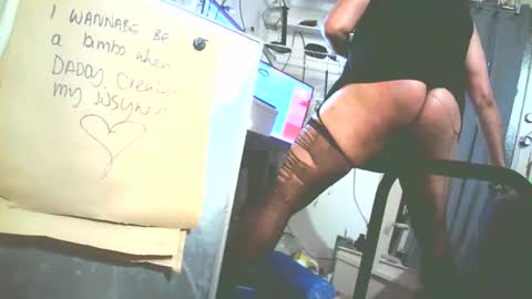 Snapshot of sissyboilooking chatting on October 17, 9:23 am RESPONDS WELL TO ... online show from October 17, 9:23 am