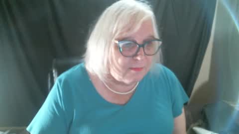 Snapshot of sissydianetx chatting on December 4, 12:41 am Sissy Diane online show from December 4, 12:41 am