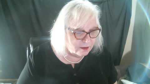 Snapshot of sissydianetx chatting on December 6, 12:45 am Sissy Diane online show from December 6, 12:45 am