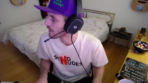 Snapshot of skatejocke chatting on November 19, 9:09 am skatejocke online show from November 19, 9:09 am