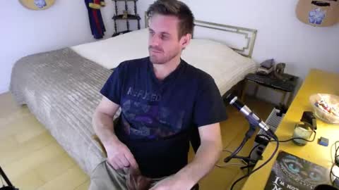 Snapshot of skatejocke chatting on December 13, 11:21 pm skatejocke online show from December 13, 11:21 pm