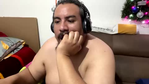 Snapshot of skinhell chatting on January 5, 12:09 am Elias online show from January 5, 12:09 am