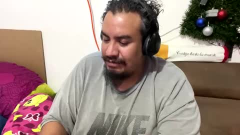 Snapshot of skinhell chatting on January 25, 5:18 am Elias online show from January 25, 5:18 am