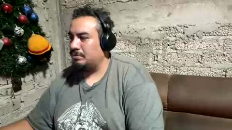 Snapshot of skinhell chatting on July 1, 4:25 am Elias online show from July 1, 4:25 am