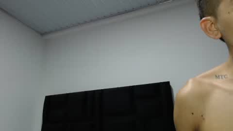 Snapshot of skinny_badboy chatting on December 29, 12:20 am E R O S online show from December 29, 12:20 am