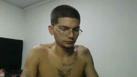 Snapshot of skinny_badboy chatting on February 6, 3:44 am E R O S online show from February 6, 3:44 am