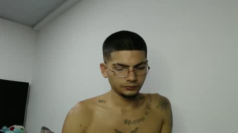 Snapshot of skinny_badboy chatting on February 12, 3:23 am E R O S online show from February 12, 3:23 am