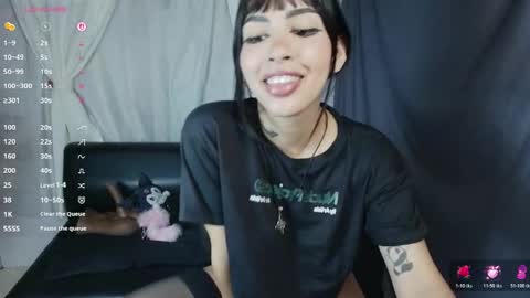 Snapshot of skinny_emily chatting on May 27, 1:57 am Emily Rojas online show from May 27, 1:57 am