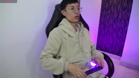 Snapshot of skinny_office chatting on February 18, 12:56 pm David online show from February 18, 12:56 pm