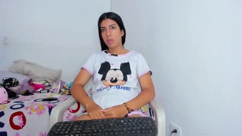 Snapshot of skinnyanai chatting on January 4, 4:43 pm anai online show from January 4, 4:43 pm