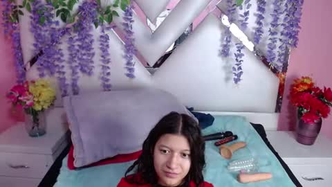 Snapshot of skinnyhorny_ chatting on December 20, 3:25 am SKINNYHORNY online show from December 20, 3:25 am