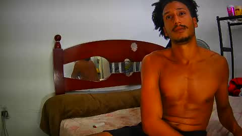 Snapshot of skinnylatinman chatting on February 17, 4:04 pm Skinny Latin Man online show from February 17, 4:04 pm