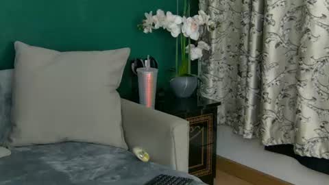 Snapshot of skinnynatty chatting on June 24, 3:49 am Natty online show from June 24, 3:49 am