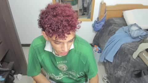 Snapshot of skinnypipe15 chatting on October 27, 4:05 am skinnypipe15 online show from October 27, 4:05 am