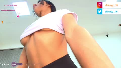 Snapshot of skinnyy_16 chatting on December 10, 9:44 am Skinny online show from December 10, 9:44 am