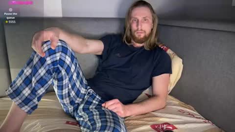 Snapshot of sky_guy25 chatting on February 24, 9:57 pm sky_guy25 online show from February 24, 9:57 pm