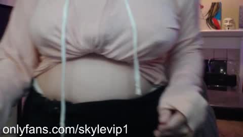 Snapshot of skyblu1 chatting on January 18, 12:25 am SKYLE online show from January 18, 12:25 am