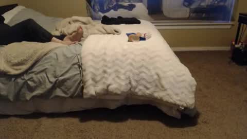 Snapshot of skyblu1 chatting on February 4, 12:05 am SKYLE online show from February 4, 12:05 am