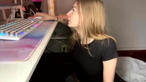 Snapshot of skyiswoke chatting on November 27, 6:54 pm Sky online show from November 27, 6:54 pm