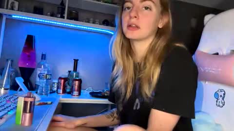 Snapshot of skyiswoke chatting on December 2, 4:29 am Sky online show from December 2, 4:29 am