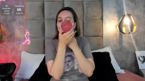 Snapshot of skyjunne chatting on February 3, 6:57 pm Sky June online show from February 3, 6:57 pm