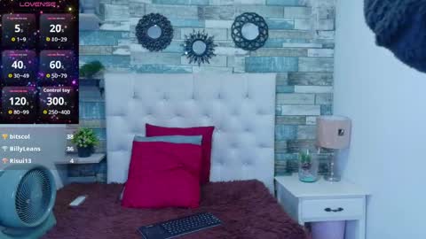 Snapshot of skyler_naomi chatting on May 13, 1:30 pm skyler_naomi online show from May 13, 1:30 pm
