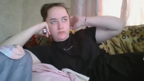 skyressie333 online show from April 3, 4:54 am