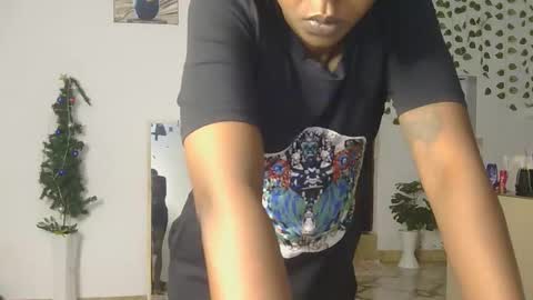 Snapshot of skyy_brown chatting on January 18, 11:30 pm Bella online show from January 18, 11:30 pm