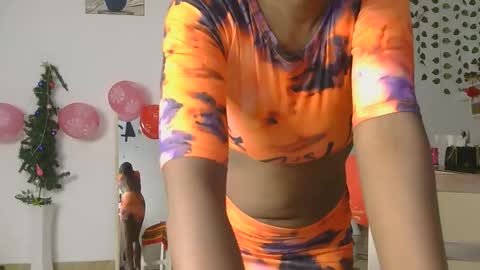 Snapshot of skyy_brown chatting on February 15, 11:45 pm Bella online show from February 15, 11:45 pm