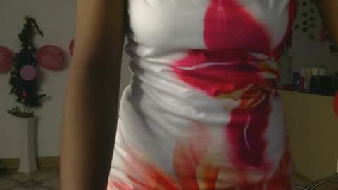 Snapshot of skyy_brown chatting on February 19, 11:45 pm Bella online show from February 19, 11:45 pm