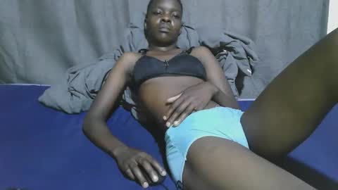 Snapshot of slender_queen chatting on January 15, 12:21 pm slender_queen online show from January 15, 12:21 pm