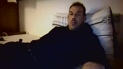 Snapshot of slevin1983 chatting on February 26, 12:27 am slevin online show from February 26, 12:27 am